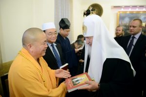 Книга обновленца-патриарха в подарок буддисту
